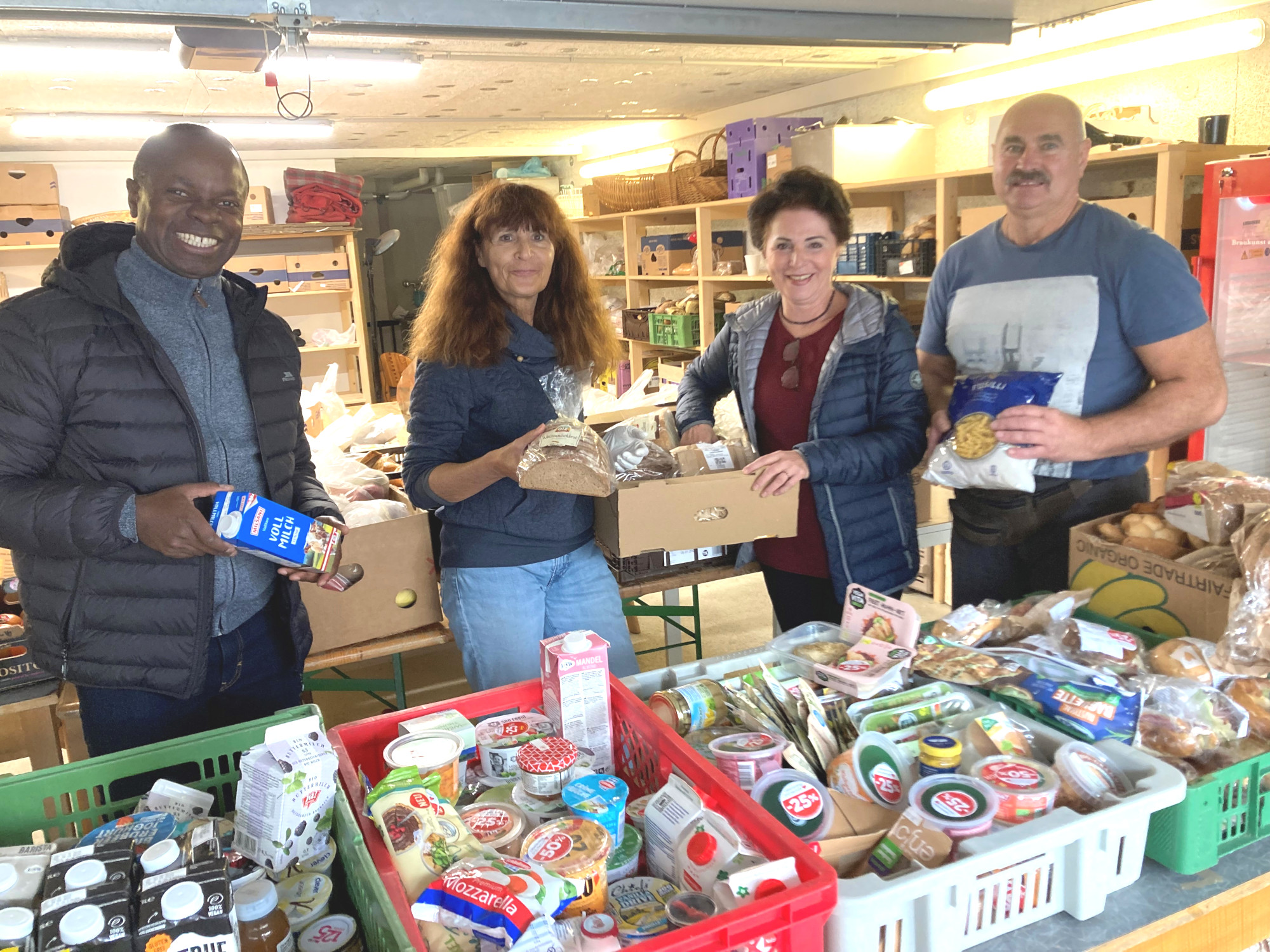 Das ehrenamtliche Team der Lebensmittelausgabe / ArMut teilen